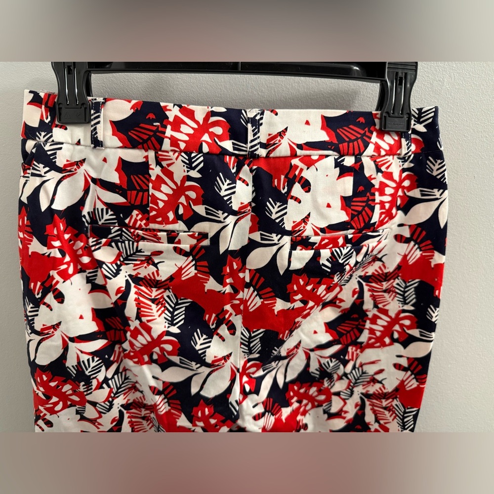 Reitmans | Vibrant Red and Navy Tropical Patterned Floral 7/8 Capri Pants - Picture 8 of 15